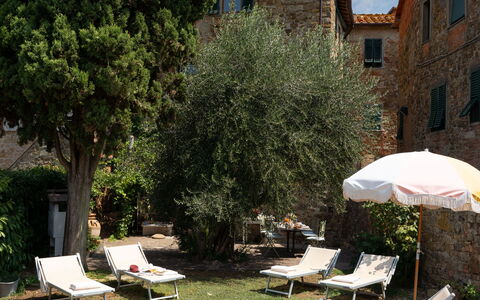 Villa Fracassini: L'Eau, Plante, Ciel, Bâtiment, Propriété, Nuage, Piscine, Ombre, Mobilier De Jardin, Herbe