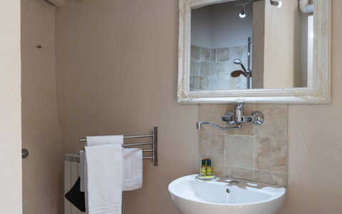 Villa Fracassini: Miroir, Robinet, Lavabo, Luminaire Plomberie, Évier, Salle De Bains, Design Intérieur, Violet, Bois