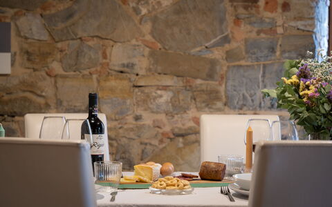 Villa Fracassini: Aliments, Table, Bouteille, Vaisselle, Plante, Drinkware, Assiette, Design Intérieur, Fleur, Bois