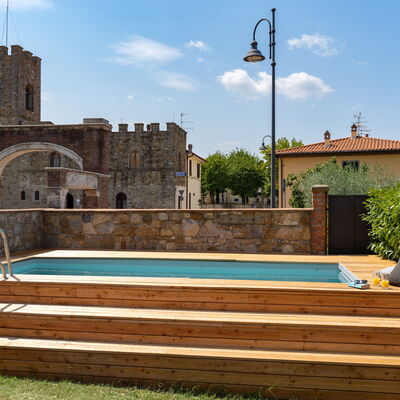 Villa Fracassini: Nuage, Ciel, L'Eau, Plante, Bâtiment, Piscine, Arbre, Herbe, Éclairage Public, Loisir