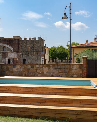 Villa Fracassini: Nuage, Ciel, L'Eau, Plante, Bâtiment, Piscine, Arbre, Herbe, Éclairage Public, Loisir