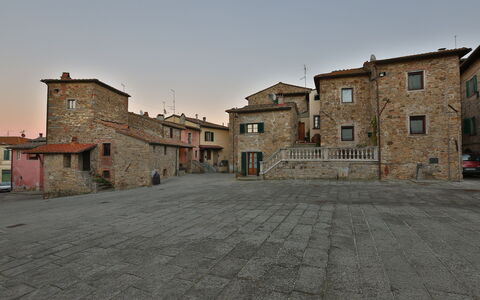 La Miccia: Propriété, Ville, Quartier, Bâtiment, Zone Résidentielle, Établissements Humains, Maison, Ciel, Architecture, Mur