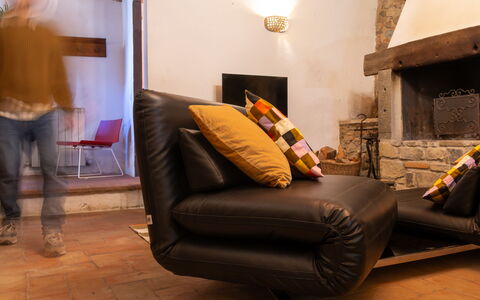 La Miccia: Meubles, Sol, Design Intérieur, Sol, Salon, Canapé, Confort, Pièce, Orange, Domicile