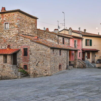 La Miccia: Ville, Quartier, Propriété, Bâtiment, Rue, Ciel, Maison, Village, Établissements Humains, Route