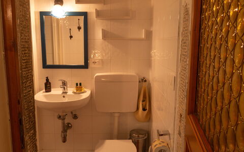 Podere Il Doccio: Lavabo, Salle De Bains, Mur, Luminaire Plomberie, Design Intérieur, Évier, Miroir, Siège De Toilette, Robinet, Plomberie