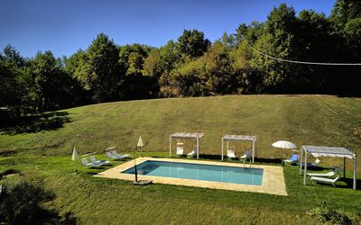 Podere Il Doccio: Propriété, Piscine, Maison, Herbe, Ciel, Biens, Architecture, Loisir, Immobilier, Lot Terre