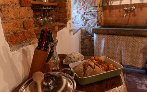 Casa Di Vignolo: Meubles, Design Intérieur, Aliments, Pièce, Comptoir, Tache De Bois, Table Cuisine Et Salle A Manger, Luminaire, Chaise, Serveware