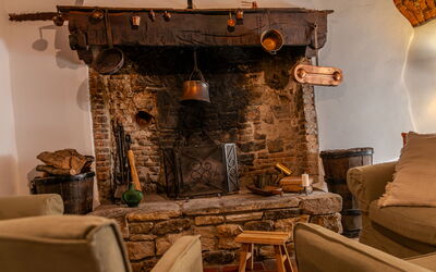 Casa Di Vignolo: Meubles, Bois, Design Intérieur, Éclairage, Salon, Pièce, Chaise, Foyer, Dur, Matériau Naturel