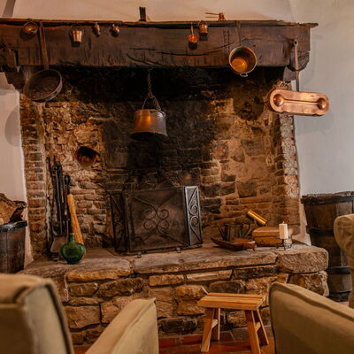 Casa Di Vignolo: Meubles, Bois, Design Intérieur, Éclairage, Salon, Pièce, Chaise, Foyer, Dur, Matériau Naturel