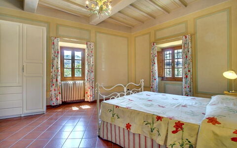 Villa Stolli: Chambre, Pièce, Propriété, Lit, Plafond, Meubles, Cadre De Lit, Design Intérieur, Bâtiment, Drap De Lit