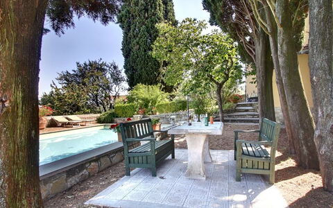 Villa Stolli: Propriété, Immobilier, Bâtiment, Maison, Patio, Arbre, Biens, Arrière-Cour, Domicile, Villa