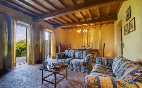 Villa Lucolena: Propriété, Pièce, Bâtiment, Meubles, Design Intérieur, Plafond, Maison, Immobilier, Salon, Domicile