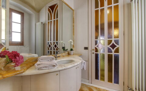 Villa Lucolena: Propriété, Pièce, Design Intérieur, Bâtiment, Salle De Bains, Domicile, Sol, Maison, Immobilier, Architecture