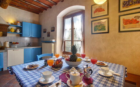 Villa Lucolena: Pièce, Propriété, Bâtiment, Design Intérieur, Meubles, Table, Plafond, Maison, Immobilier, Comptoir