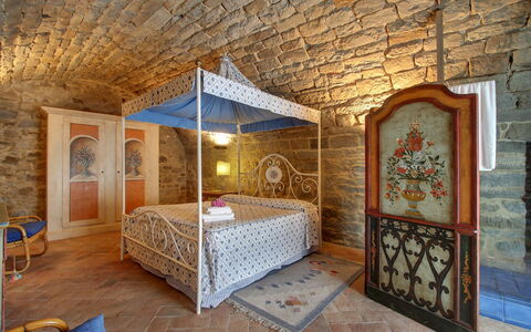 Villa Lucolena: Pièce, Propriété, Lit, Chambre, Meubles, Bâtiment, Design Intérieur, Maison, Suite, Immobilier