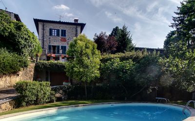 Villa Lucolena: Propriété, L'Eau, Maison, Piscine, Immobilier, Domicile, Ciel, Loisir, Vacances, Zone Résidentielle