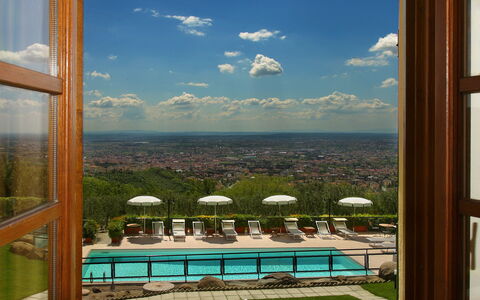 Sughera Villa: Propriété, Fenêtre, Pièce, Ciel, Verre, Design Intérieur, Immobilier, Loisir, Ombre, Maison