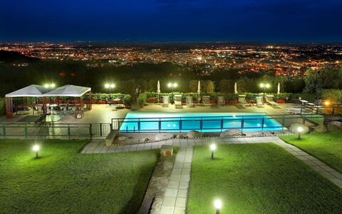 Sughera Villa: Nuit, Vert, Ciel, Éclairage, Lumière, Architecture, Complexe Sportif, Herbe, Arbre, Maison