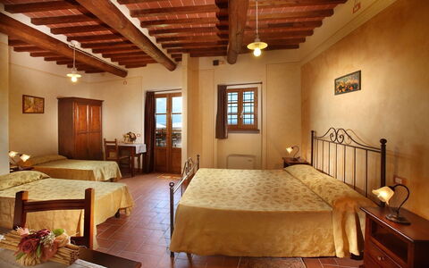 Sughera Villa: Pièce, Chambre, Meubles, Propriété, Bâtiment, Lit, Design Intérieur, Plafond, Cadre De Lit, Suite