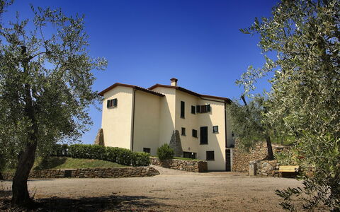 Sughera Villa: Propriété, Maison, Domicile, Ciel, Bâtiment, Immobilier, Arbre, Architecture, Zone Résidentielle, Biens