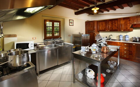 Sughera Villa: Comptoir, Pièce, Propriété, Cuisine, Bâtiment, Design Intérieur, Meubles, Maison, Cabinetry, Sol