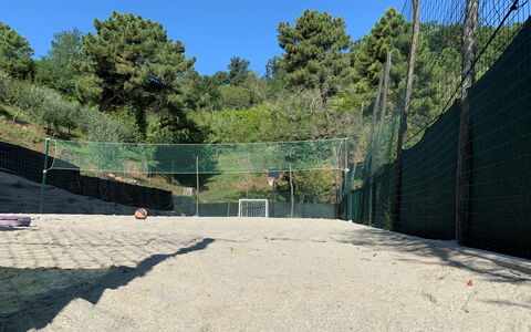 Sughera Villa: Arbre, Mur, Architecture, Ligne, Pente, Clôture, Loisir, Immobilier, Complexe Sportif, Parc D'État