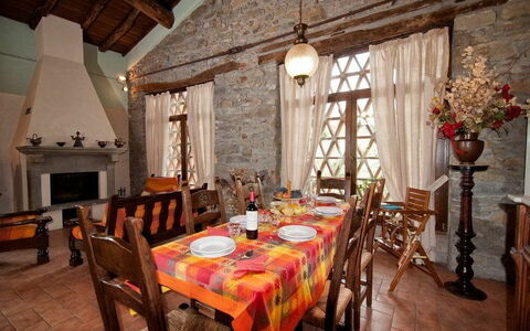 Il Nido In Garfagnana: Pièce, Propriété, Bâtiment, Restaurant, Design Intérieur, Salle À Manger, Meubles, Maison, Table, Plafond