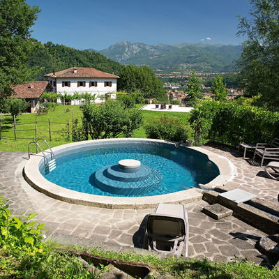 Il Nido In Garfagnana: Piscine, Propriété, Paysage Naturel, Botanique, Biens, Immobilier, Loisir, Maison, Arrière-Cour, Arbre