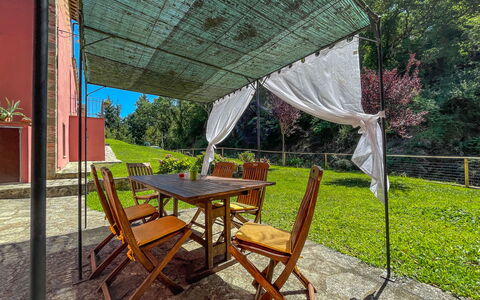 Mulino a Montegonzi Di Rimaggio: Plante, Table, Meubles, Tableau De Plein Air, Ombre, Bâtiment, Mobilier De Jardin, Chaise, Arbre, Loisir