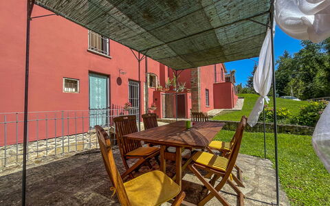 Mulino a Montegonzi Di Rimaggio: Table, Bâtiment, Meubles, Fenêtre, Chaise, Bois, Tableau De Plein Air, Plante, Mobilier De Jardin, Architecture