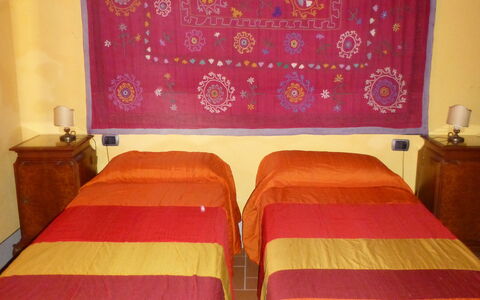 Mulino a Montegonzi Di Rimaggio: Pièce, Meubles, Propriété, Chambre, Lit, Mur, Orange, Design Intérieur, Textile, Drap De Lit