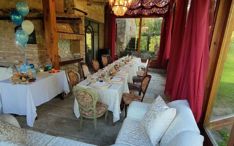 Villa Ardene: Meubles, Propriété, Table, Décoration, Bâtiment, Chaise, Design Intérieur, Rideau, Sol, Salon