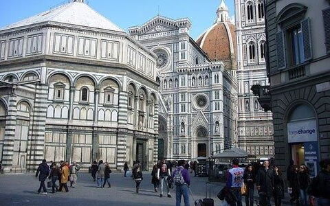 Residenza Monna Lisa: Bâtiment, Architecture, Point De Repère, Ville, Ville, Établissements Humains, Baptistère, Centre De La Ville, Ciel