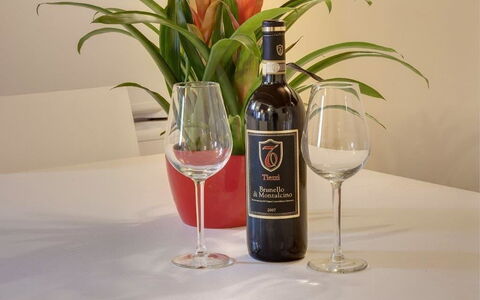 Residenza Monna Lisa: Bouteille, Boisson, Bouteille En Verre, Bar, Vin Rouge, Bouteille De Vin, Boisson Alcoolisée, Liqueur, Du Vin, Verre