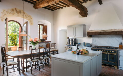 Villa Le Corti: Design Intérieur, Meubles, Mur, Sol, Cuisine, Éclairage, Plafond, Domicile, Comptoir, Sol