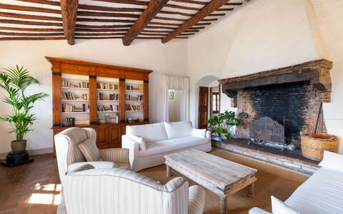 Villa Le Corti: Meubles, Mur, Design Intérieur, Bois, Sol, Domicile, Sol, Pièce, Salon, Plafond