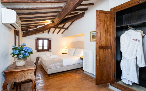 Villa Le Corti: Mur, Meubles, Chambre, Lit, Domicile, Sol, Sol, Design Intérieur, Cadre De Lit, Plafond