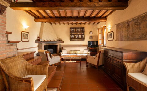 Villa Del Colle: Meubles, Canapé, Cadre, Bois, Salon, Bâtiment, Design Intérieur, Sol, Chaise, Table