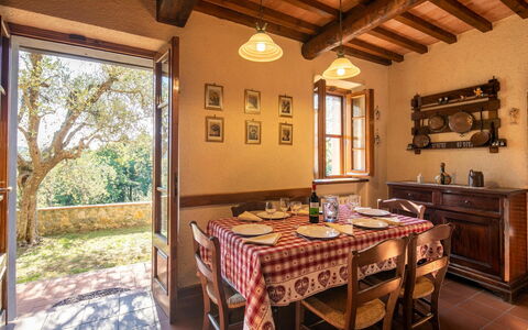 Villa Del Colle: Table, Propriété, Meubles, Fenêtre, Bâtiment, Bois, Chaise, Design Intérieur, Plante, Architecture