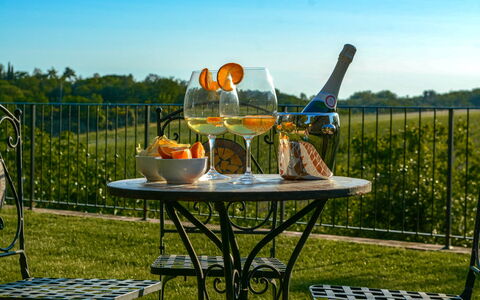 Villa Il Prato: Vaisselle, Meubles, Table, Drinkware, Aliments, Serveware, Mobilier De Jardin