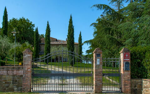 Villa Il Prato: Arbuste, Jardin, Porte, Biens, Le Fer, Brickwork, Aménagement Paysager, Brique, Pelouse, Clôture