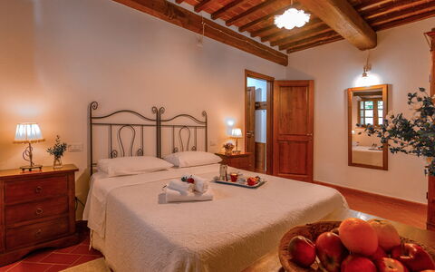 Villa Il Prato: Meubles, Design Intérieur, Plafond, Chambre, Sol, Sol, Lit, Drap De Lit, Pièce, Cadre De Lit