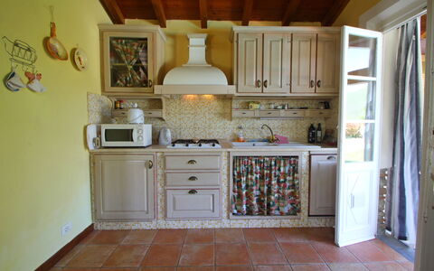 Villa San Rocco: Cabinetry, Comptoir, Bois, Cuisine, Design Intérieur, Tiroir, Appareil De Cuisine, Sol, Électroménager, Tache De Bois