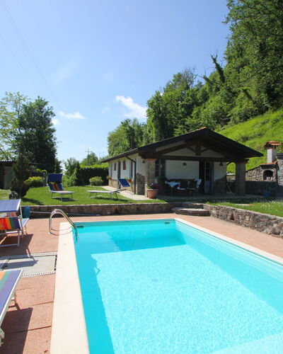 Villa San Rocco: Plante, Ciel, Propriété, L'Eau, Piscine, Bleu Azur, Nuage, Bâtiment, Ombre, Arbre