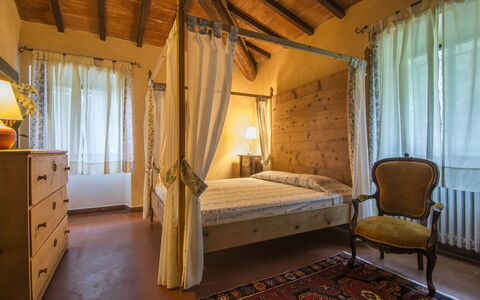 Villa Flora: Pièce, Lit, Meubles, Propriété, Chambre, Design Intérieur, Bâtiment, Drap De Lit, Maison, Lit À Baldaquin