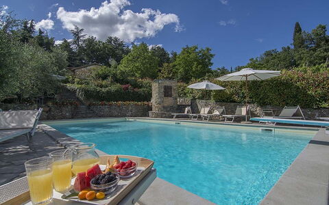 Villa Flora: Piscine, Propriété, Paysage Naturel, Vacances, Ciel, Loisir, Immobilier, L'Eau, Maison, Biens