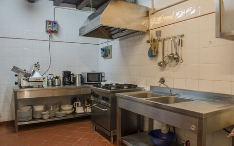 Villa Flora: Pièce, Propriété, Cuisine, Meubles, Tuile, Cabinetry, Évier, Architecture, Bâtiment, Design Intérieur