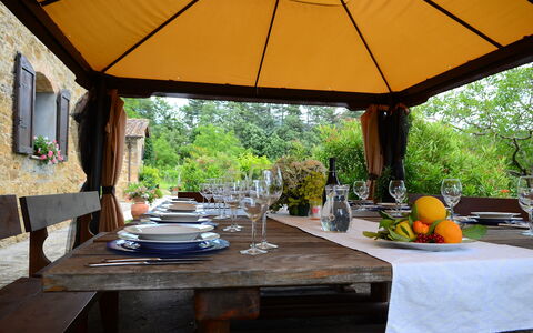 Villa Flora: Propriété, Table, Pièce, Patio, Meubles, Bâtiment, Maison, Domicile, Ombre, Design Intérieur