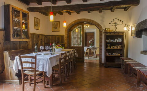 Villa Flora: Propriété, Bâtiment, Pièce, Meubles, Design Intérieur, Salle À Manger, Immobilier, Table, Restaurant, Plafond