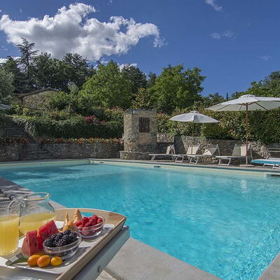Villa Flora: Piscine, Propriété, Paysage Naturel, Vacances, Ciel, Loisir, Immobilier, L'Eau, Maison, Biens